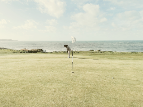 putting out on the 4th hole at nefyn golf club